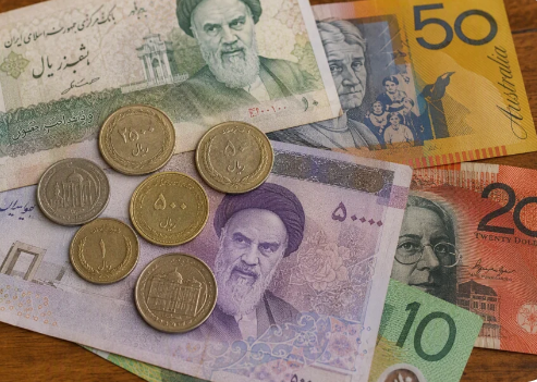 Rial hits record low as US prepares fresh sanctions against Iran