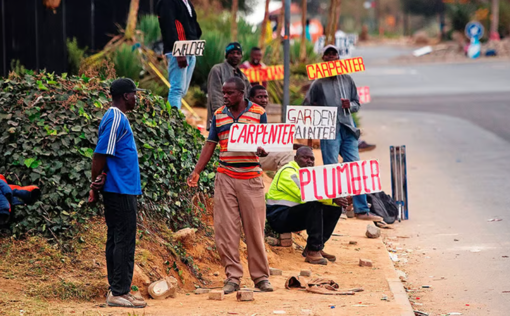 The number of unemployed people increased by 345,000 quarter-on-quarter to 8.5 million.